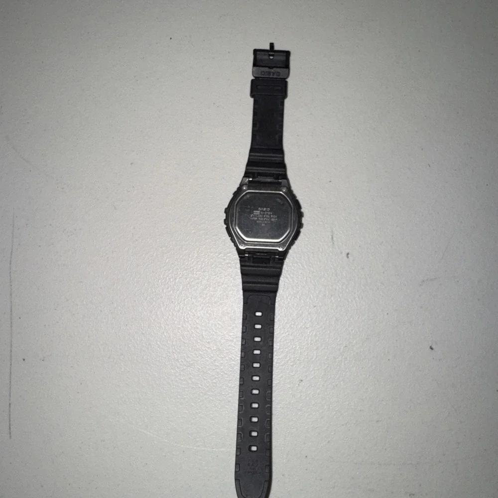 Casio W-216h Men's Digital Watch Illuminator